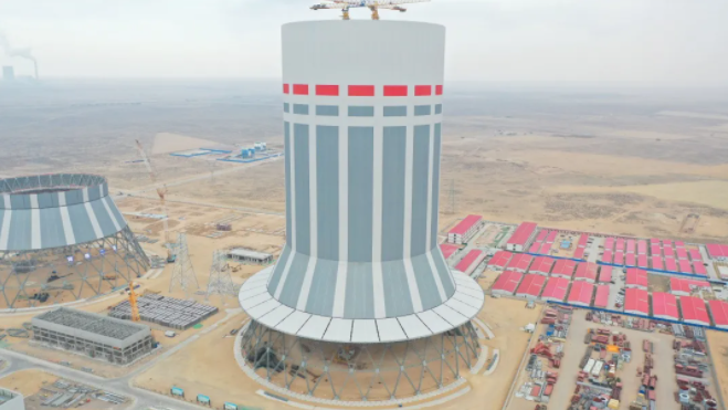 世界最大全國首個百萬機(jī)組全鋼結(jié)構(gòu)冷卻塔順利結(jié)頂